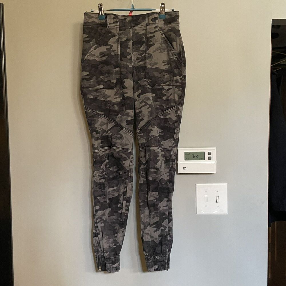 Spanx Pants Camo Stretch Twill Cargo Jogger Shaping Womens‎ Medium EUC